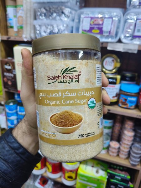 حبيبات سكر قصب بني